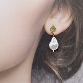 Серьги-гвоздики с барочным жемчугом «Благоприятные облака»